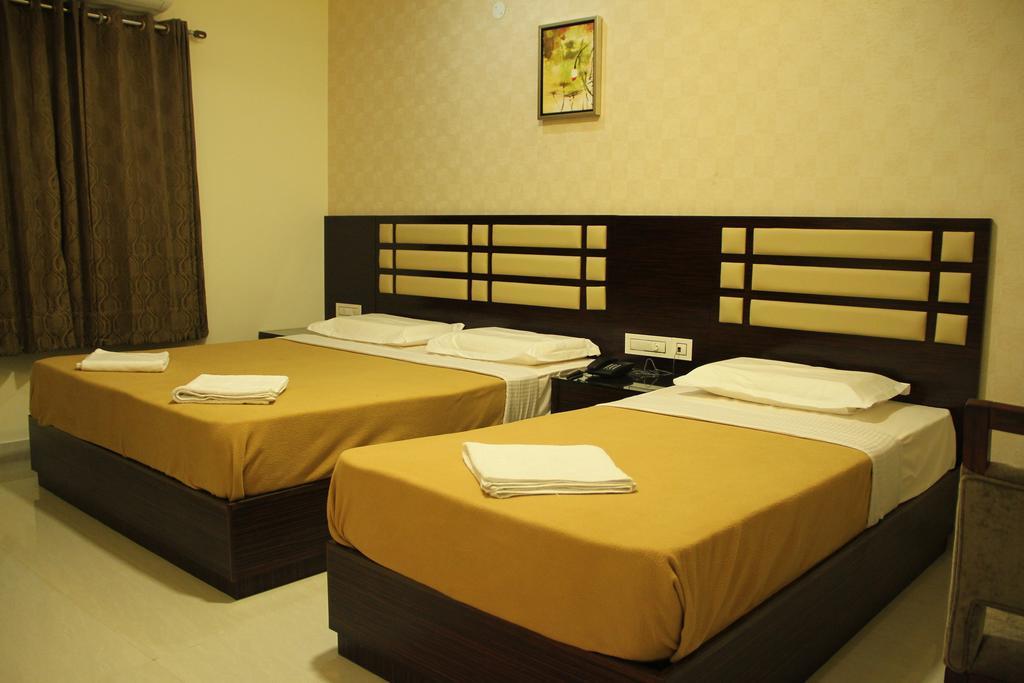Hotel M.P Temples Inn Кумбаконам Стая снимка