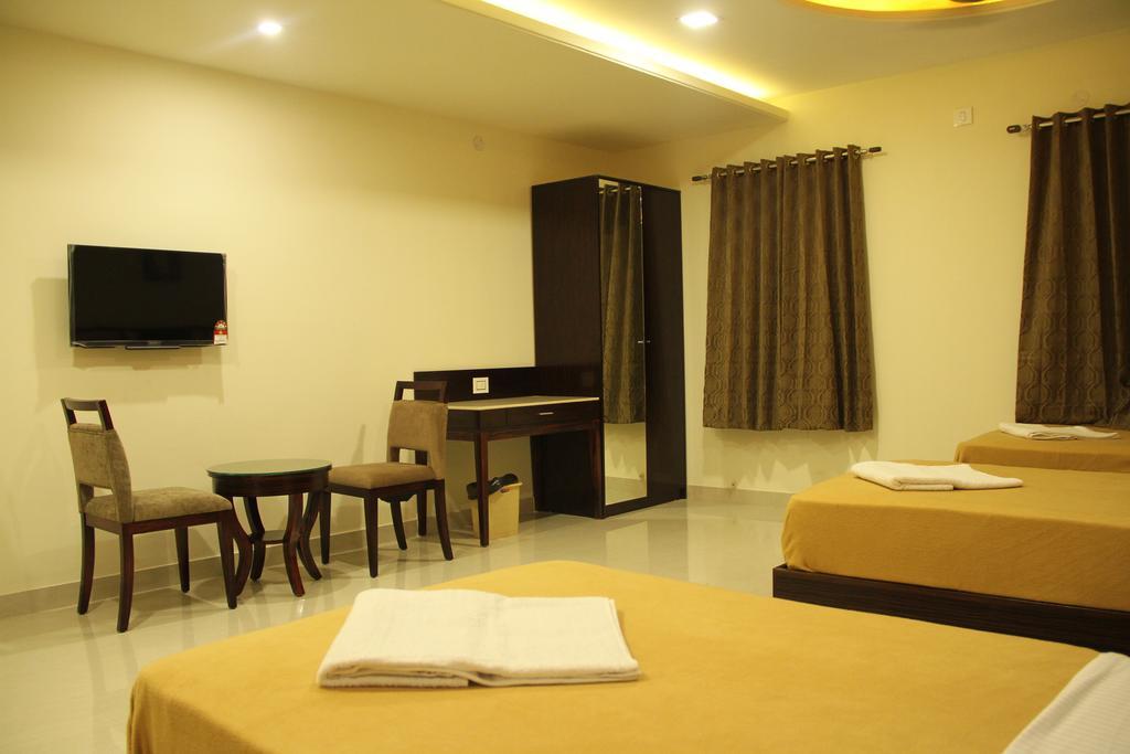 Hotel M.P Temples Inn Кумбаконам Стая снимка