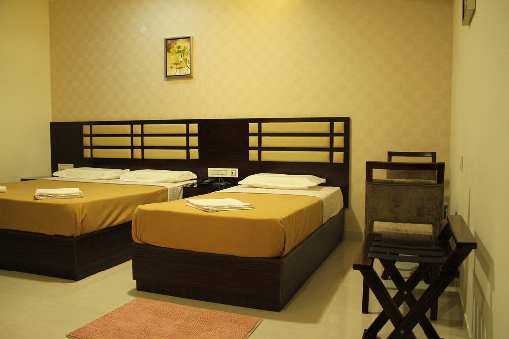 Hotel M.P Temples Inn Кумбаконам Стая снимка